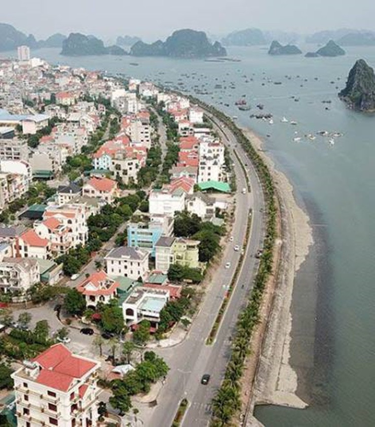 Nhiều dự án bất động sản cũng mọc lên trên con đường này tạo nên một bộ mặt hiện đại.