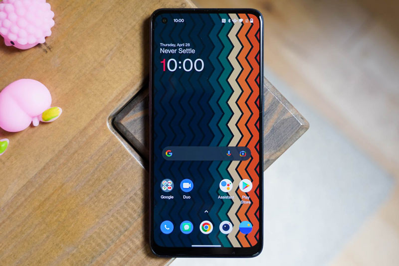 Nord N20 5G được trang bị tấm nền màn hình AMOLED kích cỡ 6,4 inch, độ phân giải Full HD Plus (2.400x1.080 pixel) cho mật độ điểm ảnh 409 ppi.