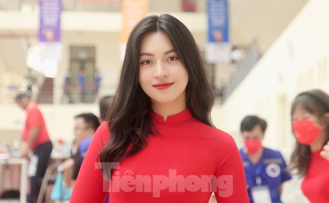 Em Lục Thanh Thư (18 tuổi, quê Thái Nguyên) đang là sinh viên trường Đại học Thể dục Thể thao tỉnh Bắc Ninh tham gia tình nguyện viên phục vụ SEA Games 31. Thư rất vui khi được góp một phần công sức cho kỳ Đại hội Thể thao Đông Nam Á lần này.