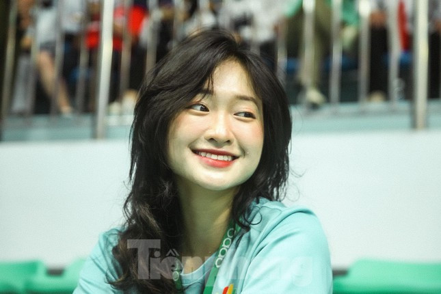 Em Vũ Thủy Tiên, tình nguyện viên tại SEA Games 31 phục vụ môn cầu lông ở tỉnh Bắc Giang chia sẻ, Tiên quê ở huyện Yên Thế (Bắc Giang) đang là học sinh chuyên văn của trường THPT Chuyên tỉnh Bắc Giang. Tham gia tình nguyện tại SEA Games 31 giúp em có cơ hội để trực tiếp tìm hiểu về văn hóa các nước trong khu vực Đông Nam Á. Đồng thời, SEA Games 31 cũng là dịp để Tiên giới thiệu về văn hóa, lịch sử và vẻ đẹp của Việt Nam và tỉnh Bắc Giang đến với quan khách, vận động viên nước ngoài.