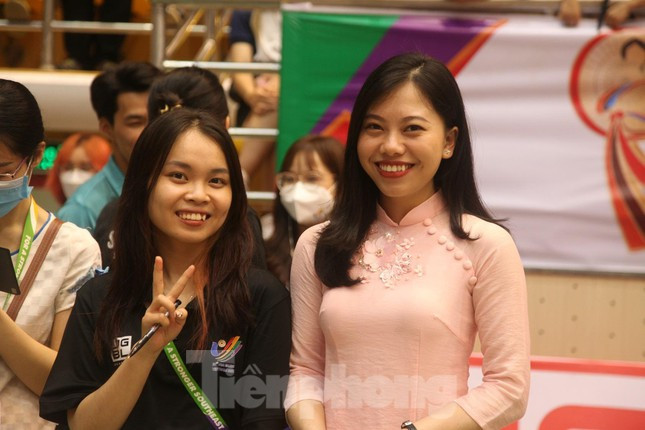 Hai tình nguyện viên hỗ trợ môn Kickboxing tại SEA Games 31.