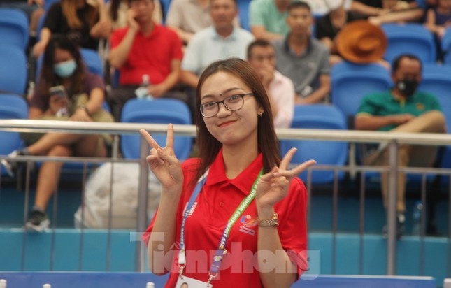 Một tình nguyện viên phục vụ bộ môn quần vợt tại SEA Games 31 vui vẻ chụp ảnh kỷ niệm.