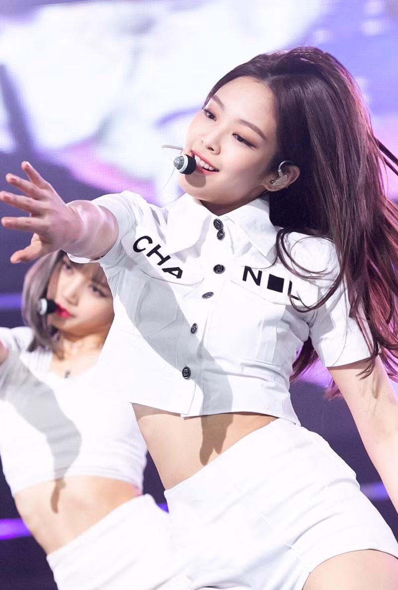 Ngoc Trinh nhieu lan dung hang loat sao ngoai dinh dam, vuot mat ca HH Thai-Hinh-8