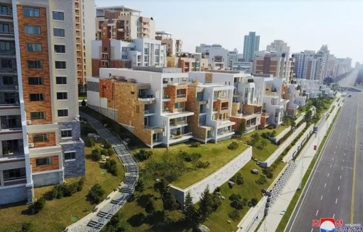 Đây là dự án lớn với quy hoạch các khối nhà liền kề, chung cư thấp tầng và đường sá được xây dựng bài bản đẹp mắt.