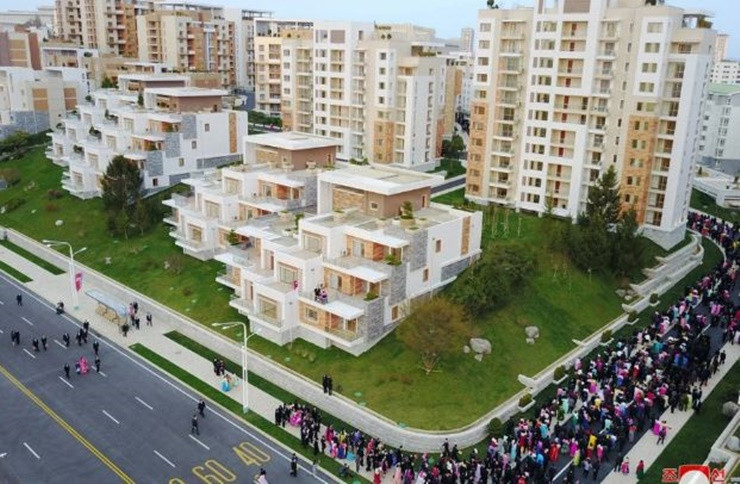 Đến thăm dự án này, Chủ tịch Triều Tiên Kim Jong-un nhấn mạnh kinh nghiệm có được từ xây dựng khu nhà ở kiểu mẫu này ở Kyongru-dong có ý nghĩa trong việc thực hiện nhiệm vụ xây dựng ở Bình Nhưỡng và các tỉnh do Đảng Lao Động Triều Tiên đưa ra theo kế hoạch xây dựng nhà ở trên toàn quốc.