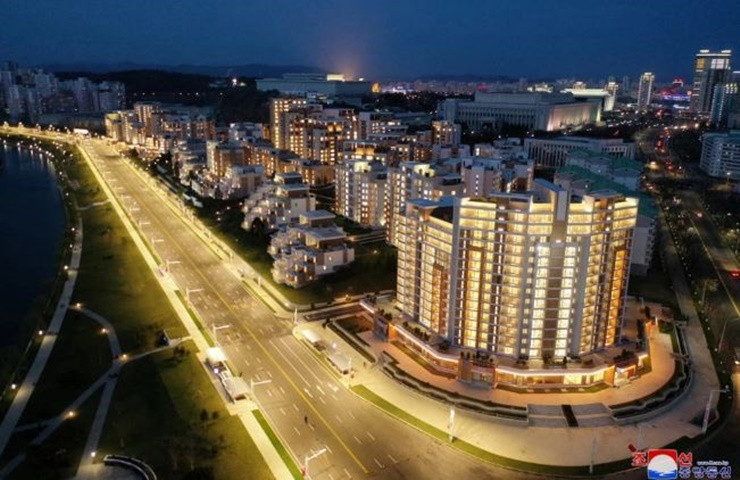 Trước đó, ngày 1/4 năm ngoái, Chủ tịch Triều Tiên Kim Jong-un đã tới thị sát công trường xây dựng công trình này.