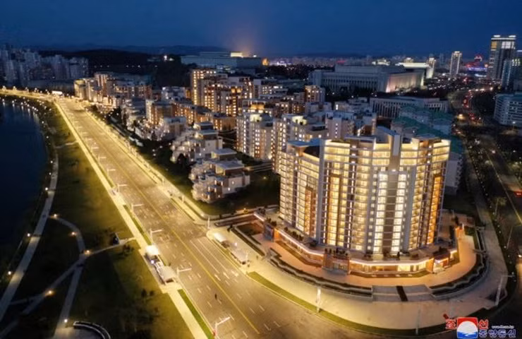 Trước đó, ngày 1/4 năm ngoái, Chủ tịch Triều Tiên Kim Jong-un đã tới thị sát công trường xây dựng công trình này.