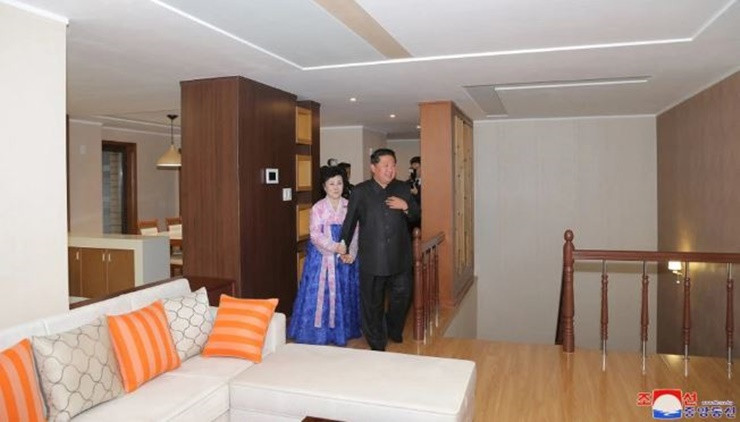 Hình ảnh bên trong các căn hộ được trang bị nội thất trước khi cư dân vào ở.