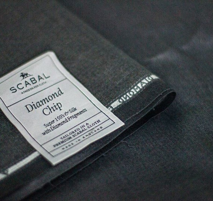 Loại vải đặc biệt này có tên gọi là Diamond Chip - được sản xuất bởi công ty Scabal (Bỉ). Chúng là sự kết hợp đặc biệt của một loại vải len siêu mịn với lụa và hàng triệu hạt bụi kim cương.