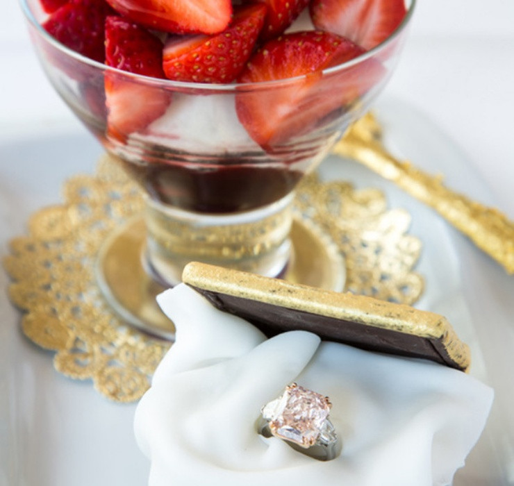 Tại cửa hàng Arnaud's (New Orleans, Mỹ) - nơi bán món tráng miệng này, những trái dâu hảo hạng sẽ được chọn lọc và chế biến cẩn thận, sau đó được phủ một lớp kem lên trên.