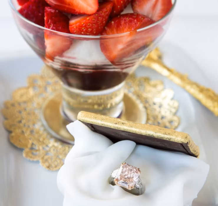 Tại cửa hàng Arnaud's (New Orleans, Mỹ) - nơi bán món tráng miệng này, những trái dâu hảo hạng sẽ được chọn lọc và chế biến cẩn thận, sau đó được phủ một lớp kem lên trên.