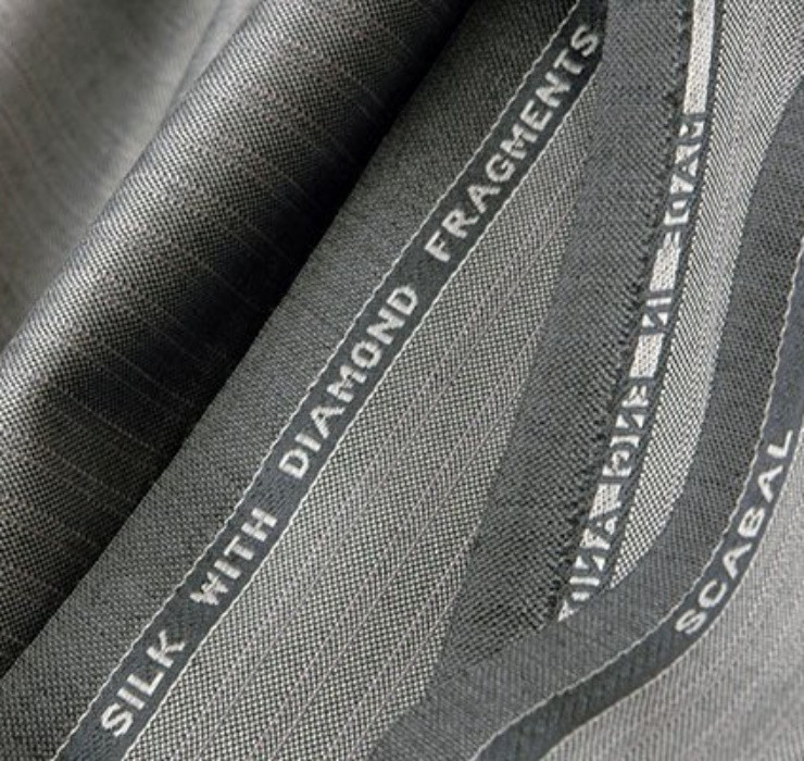 Bên cạnh việc chế biến những món ăn đắt đỏ, kim cương, hay cụ thể hơn là bụi kim cương còn được sử dụng như một nguyên liệu để sản xuất ra một trong những loại vải dệt đắt nhất thế giới.