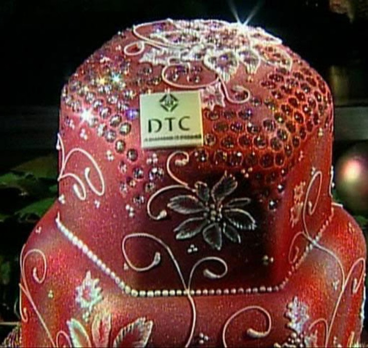 Chính vì vậy, không khó hiểu khi chiếc bánh được rao bán với giá lên tới khoảng 1,6 triệu USD (xấp xỉ 31 tỷ đồng). Số tiền này ở Việt Nam dư sức giúp bạn mua được vài chiếc sổ đỏ.