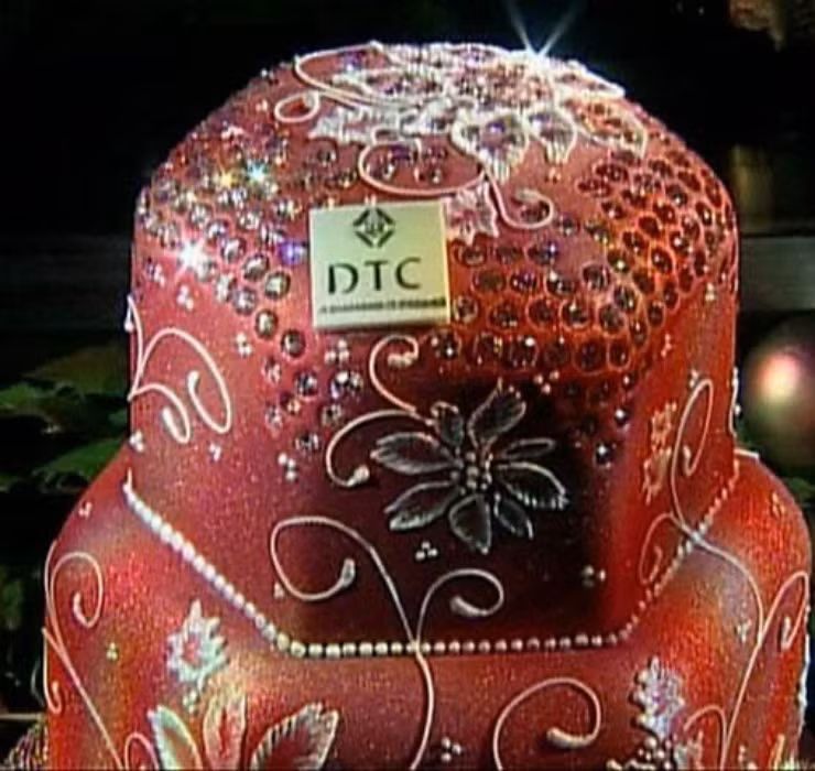 Chính vì vậy, không khó hiểu khi chiếc bánh được rao bán với giá lên tới khoảng 1,6 triệu USD (xấp xỉ 31 tỷ đồng). Số tiền này ở Việt Nam dư sức giúp bạn mua được vài chiếc sổ đỏ.