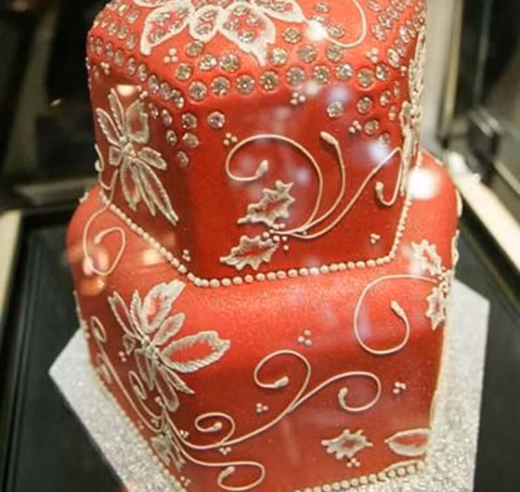 Được biết, có tới 223 viên kim cương đã được sử dụng để trang trí cho chiếc bánh này.