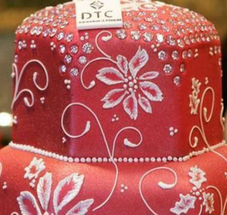 Tại những nhà hàng xa xỉ, người ta sẵn sàng đính kim cương lên bánh, khiến giá bán của bánh lên tới… hàng triệu USD/chiếc.