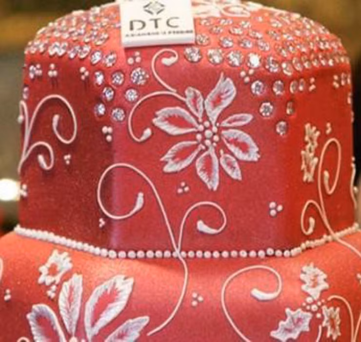 Tại những nhà hàng xa xỉ, người ta sẵn sàng đính kim cương lên bánh, khiến giá bán của bánh lên tới… hàng triệu USD/chiếc.