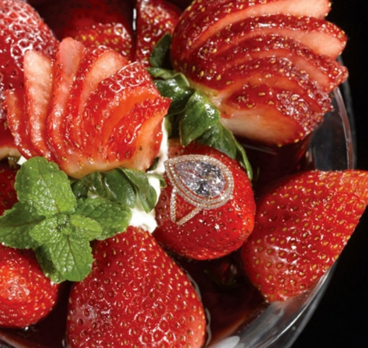 Tương tự, dâu tây trộn kim cương cũng là một món ăn xa xỉ, “đắt xắt ra miếng” mà chắc hẳn chỉ giới siêu giàu mới có thể nếm thử.