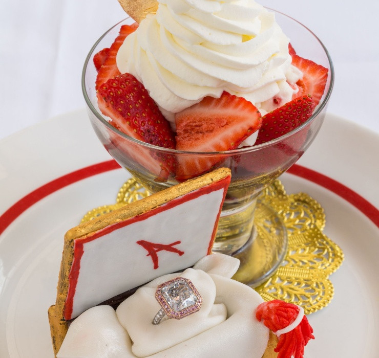 Chủ cửa hàng chia sẻ thêm, mỗi một đĩa dâu tây sẽ được đính những viên kim cương nguyên chất nặng tới 4,7 carat.