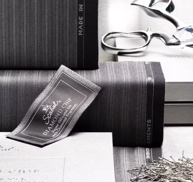 Theo cửa hàng đồ hiệu Tissura, vải Diamond Chip được bán với giá khoảng 735 USD (tương đương 17 triệu đồng).