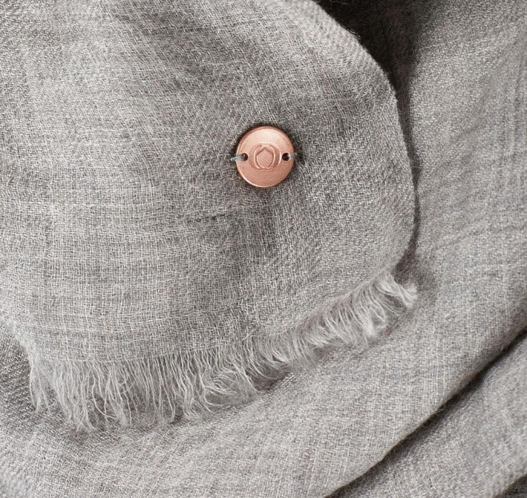 Loại vải này không chỉ sang trọng đắt tiền mà còn mang đến sự thoải mái cùng vẻ ngoài lấp lánh độc đáo cho người mặc.