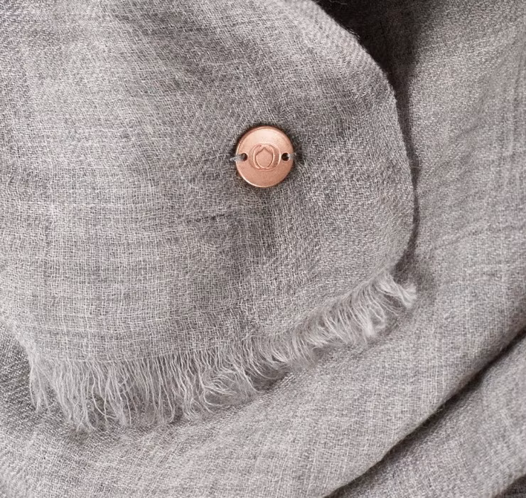 Loại vải này không chỉ sang trọng đắt tiền mà còn mang đến sự thoải mái cùng vẻ ngoài lấp lánh độc đáo cho người mặc.