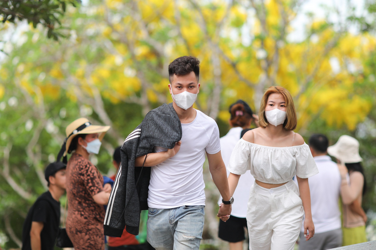 "Tôi đã đến Vũng Tàu từ hôm qua. Có vẻ lượng khách không đông lắm nên tôi cũng cảm thấy an tâm. Sáng nay gia đình tôi di chuyển lên ngọn Hải Đăng và tượng Chúa Kito chơi thì hơi bất ngờ, khách đổ về đây đông quá nên việc tham quan cũng hơi khó khăn", anh Cao Thắng (du khách đến từ HCM) cho hay.