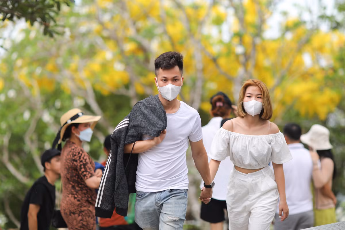 "Tôi đã đến Vũng Tàu từ hôm qua. Có vẻ lượng khách không đông lắm nên tôi cũng cảm thấy an tâm. Sáng nay gia đình tôi di chuyển lên ngọn Hải Đăng và tượng Chúa Kito chơi thì hơi bất ngờ, khách đổ về đây đông quá nên việc tham quan cũng hơi khó khăn", anh Cao Thắng (du khách đến từ HCM) cho hay.