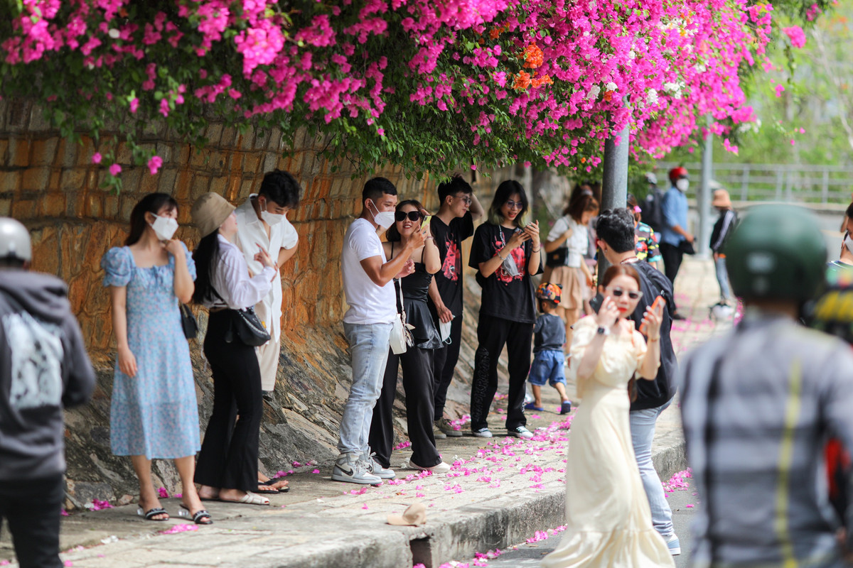 Các điểm check-in hoa giấy dọc hai bên đường lên địa điểm du lịch này luôn đông đúc du khách xếp hàng chờ tới lượt chụp ảnh.