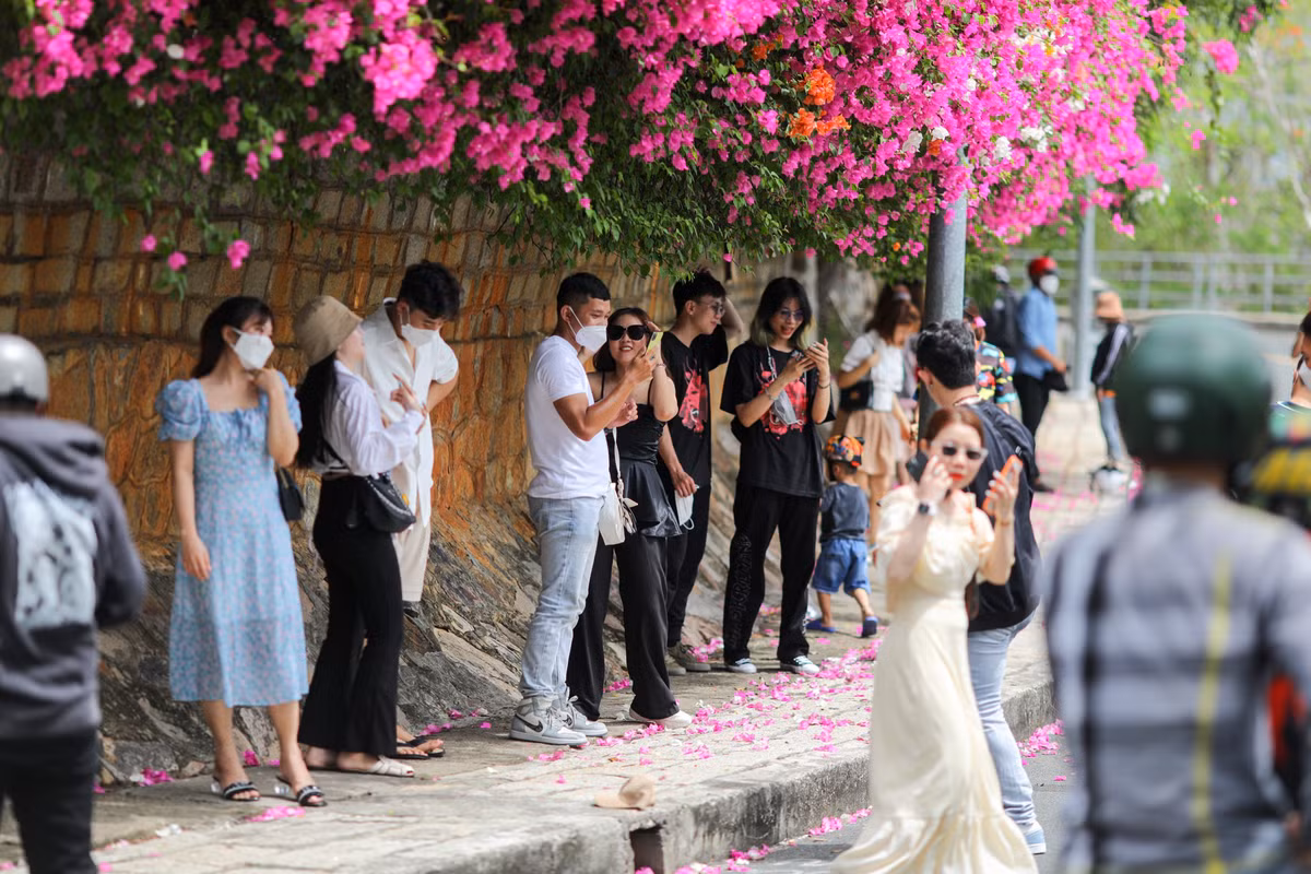 Các điểm check-in hoa giấy dọc hai bên đường lên địa điểm du lịch này luôn đông đúc du khách xếp hàng chờ tới lượt chụp ảnh.