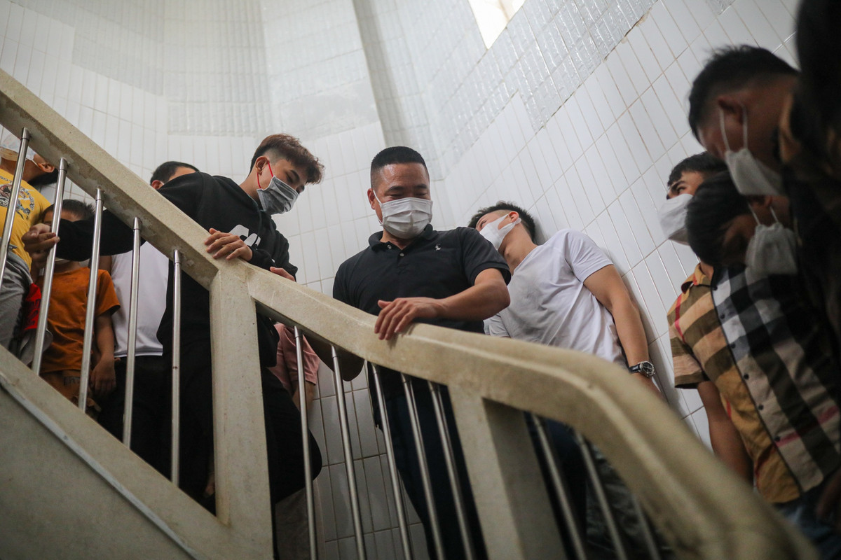 Du khách phải chen chúc nhau khi di chuyển bên trong Tượng Chúa Kitô Vua để lên được cánh tay, nhìn ra toàn cảnh thành phố Vũng Tàu. Nhiều người tỏ ra mệt mỏi vì phải đứng đợi khá lâu trong không khí ngột ngạt.