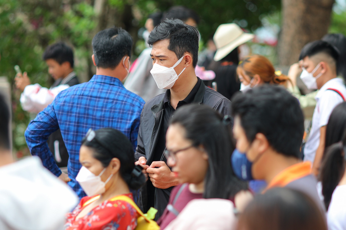 Nhiều du khách tỏ ra khó chịu khi đứng dưới trời nắng, đợi gần 30 phút mới đến lượt chụp ảnh.