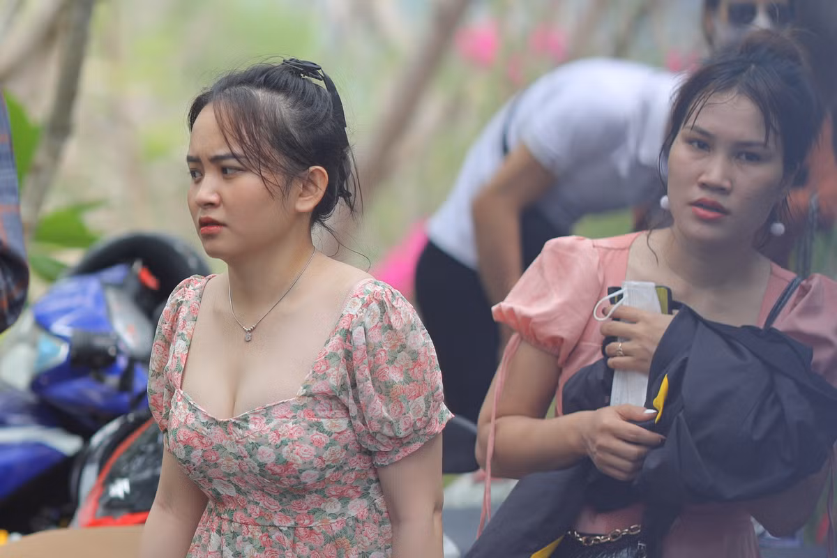 Do bãi xe của điểm du lịch ngọn Hải Đăng thường xuyên hết chỗ, nhiều người phải gửi xe ở các hộ kinh doanh ăn uống hai bên đường rồi đi bộ một quãng đường khá xa đến ngọn Hải Đăng.