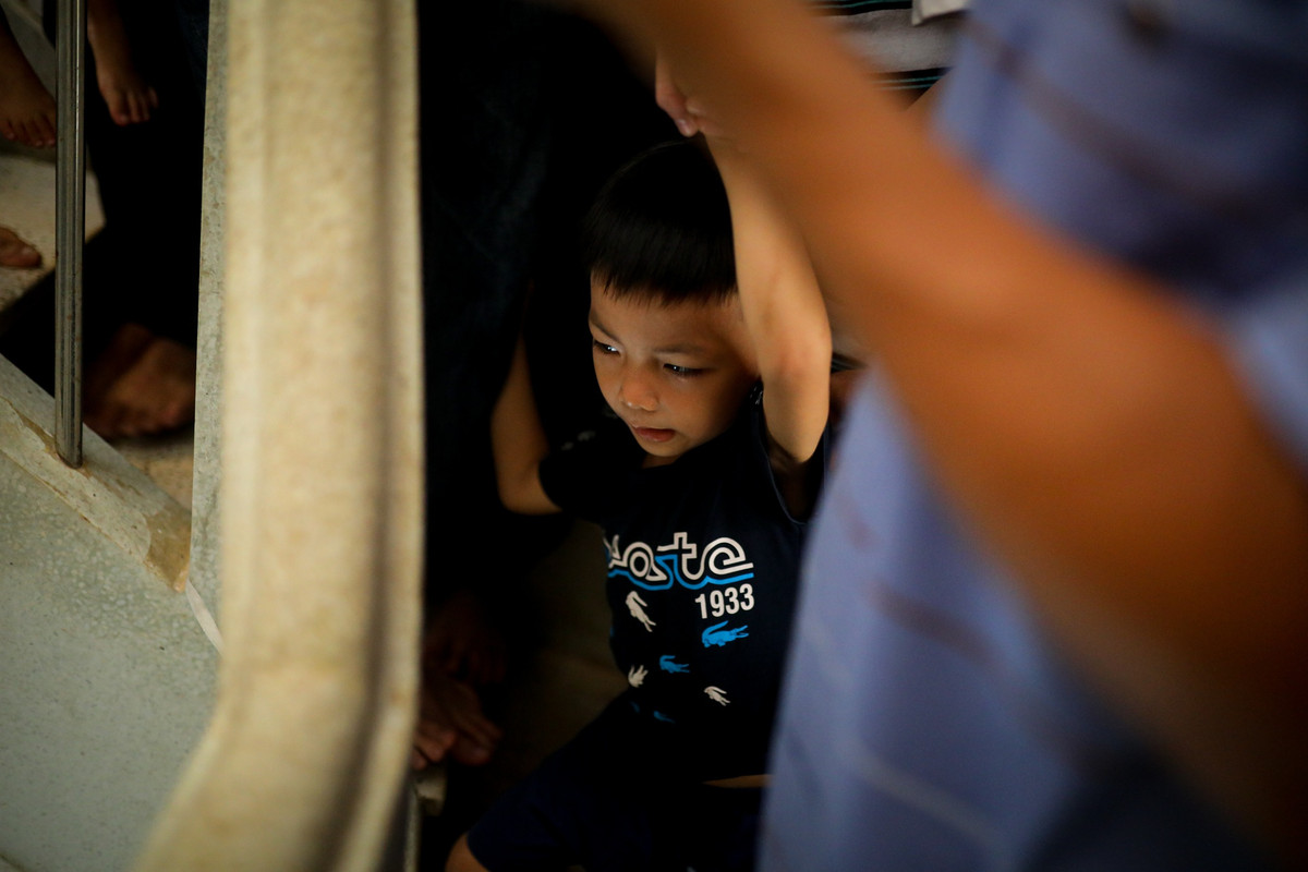 Do không gian chật hẹp, nhiều trẻ em lọt thỏm giữa lối đi.