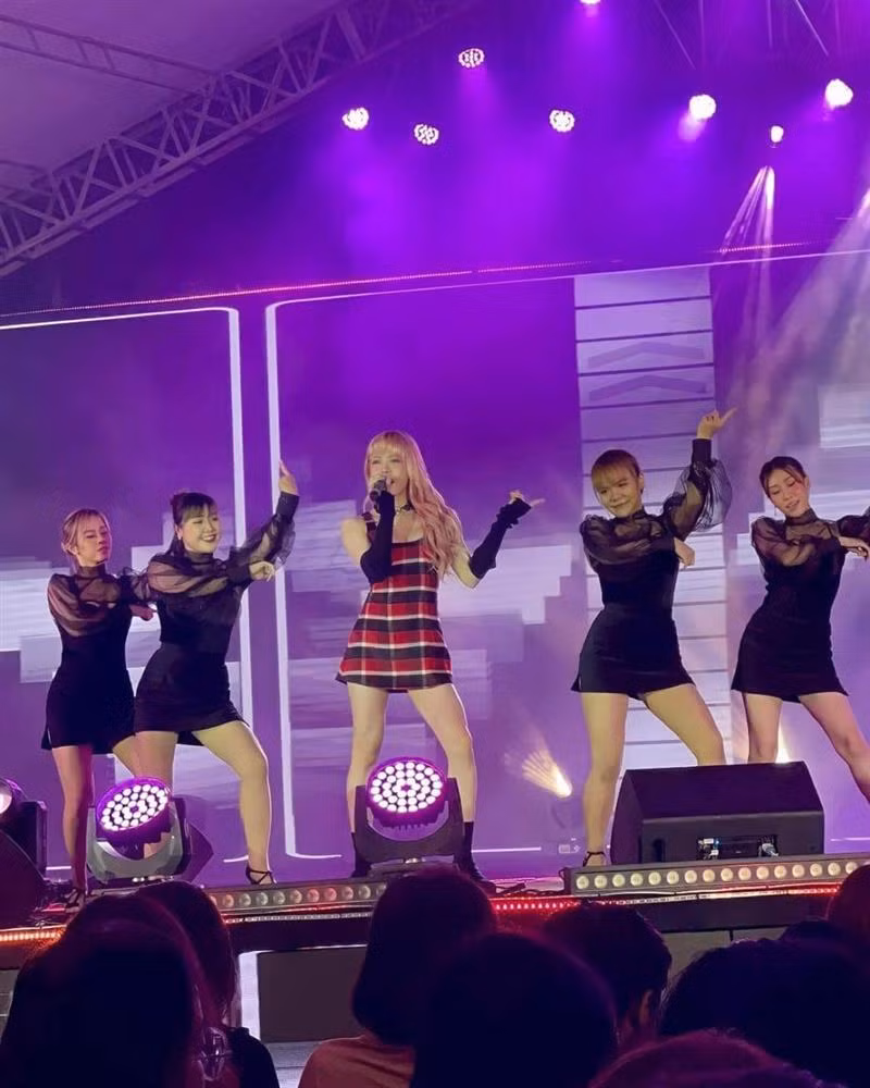 Thieu Bao Tram 'dat show nhu tom tuoi' giua luc Son Tung lao dao-Hinh-9