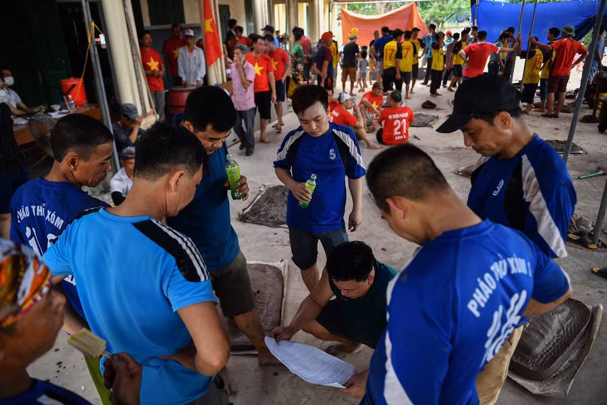 Mỗi hiệp kéo dài 40 phút, tính điểm riêng. Sau 3 hiệp, các đội sẽ nghỉ giải lao khoảng 40 phút rồi tiếp tục chơi nốt 2 hiệp còn lại.