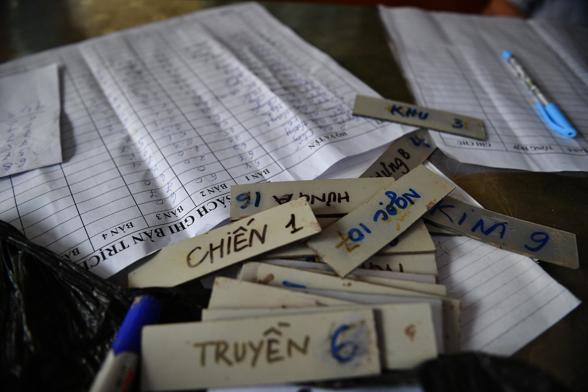 Số lượng pháo do BTC quy định, người gieo cũng dựa vào đó để đăng ký, mỗi miếng đất nặn pháo do 3 người phụ trách. Năm nay, với 6 quả pháo và 5 xóm tham gia thì có tất cả 90 pháo thủ. Pháo thủ chính được ghi tên lên thẻ và trong sổ trên bàn trịch. Ai chuẩn bị gieo pháo sẽ được phát thẻ có tên mình cùng số áo, không có thẻ không được gieo, gieo không đưa thẻ cũng không được tính điểm. Mỗi đội sẽ có 4 người cầm trịch (trọng tài) phụ trách gồm 2 người đo tính điểm và 2 người kiểm tra thông tin và ghi số liệu vào sổ trên bàn trịch.