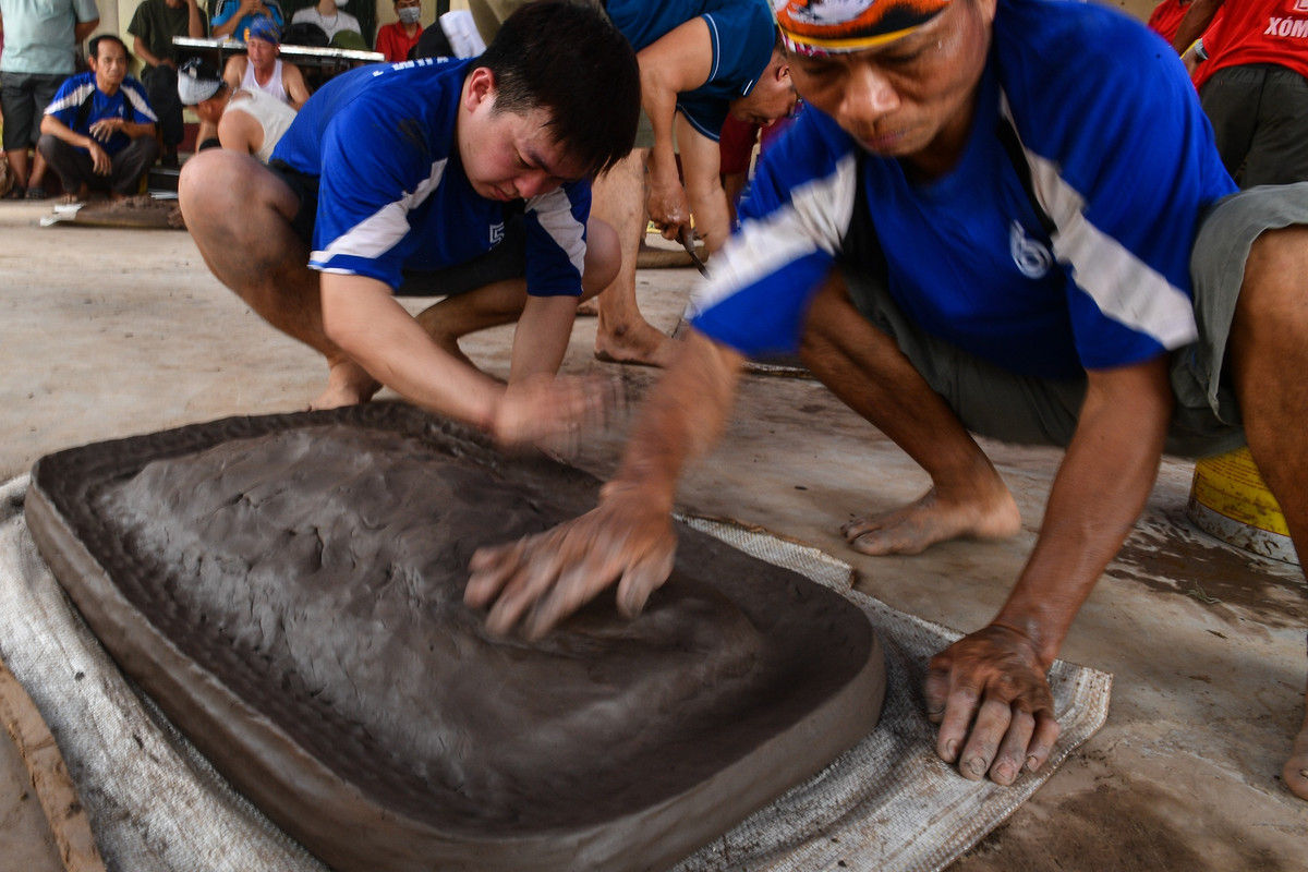 Đất nặn pháo là đất thịt không lẫn tạp chất, mỗi miếng đất nặn pháo do 3 người phụ trách. Khi bắt đầu cuộc chơi, người dậm đất, người nặn đất, vỗ đất sao cho phần trung tâm trồi lên. Phần viền pháo được rạch xung quanh bằng dao cật tre rồi phủ một lớp đất mỏng lên. Rạch một đường dài khoảng 5 cm ở mõm pháo để pháo bung ra khi gieo, đánh dấu vị trí đặt tay trên quả pháo cho cân đối là hai bước cuối cùng.