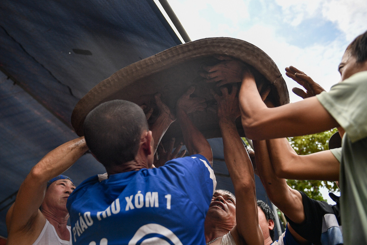 Nhóm nặn xong một quả pháo phải hô hào các anh em cùng đội nhưng ở nhóm khác sang hỗ trợ. 6 người chung sức nâng bổng quả pháo lên cao gồm người gieo pháo ở tư thế đứng tấn, người nâng giữa (là người khoẻ nhất) giúp hỗ trợ người gieo pháo, 2 người đỡ ở phần mõm và 2 người ở phía đối diện.