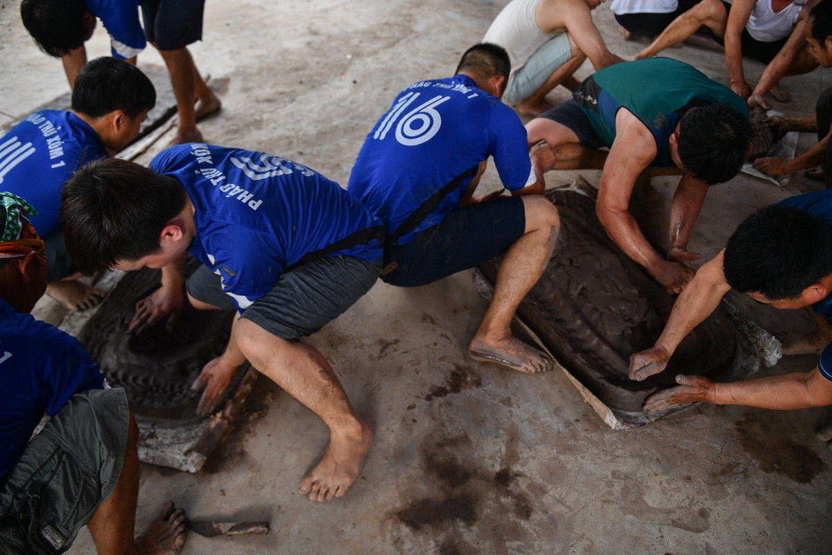 Pháo vừa được gieo xong, thành viên trong nhóm nhanh chóng nhào nặn tiếp để thi đấu hiệp sau.