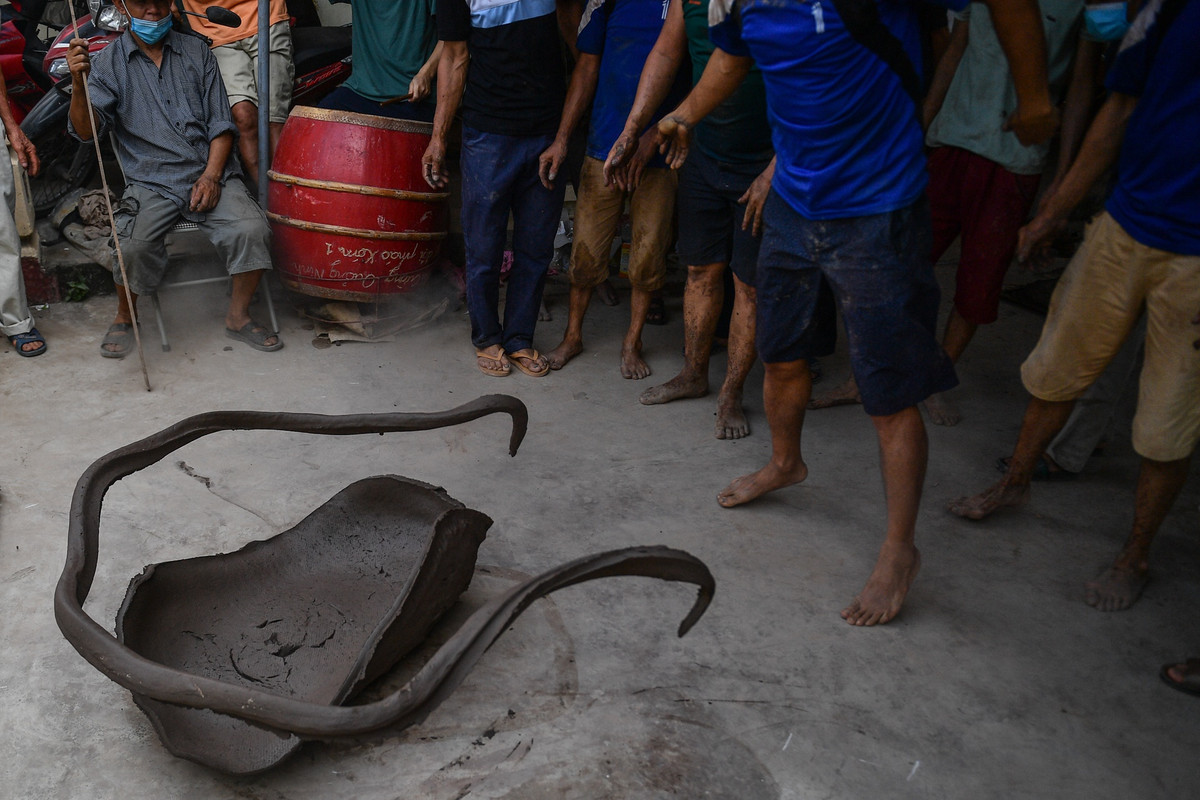 Pháo thủ phải là những người có thể lực và sức khoẻ tốt. Trọng lượng quả pháo phải tương ứng với trọng lượng cơ thể, không vác quá nặng. Khi gieo, pháo thủ phải vào thế tấn chắc chắn, 2 tay ép sát vào nách, 2 chân mở bằng vai, dồn lực vào đầu gối rồi dùng lực của 2 cánh tay để tán pháo và gieo xuống. Quả pháo phải được gieo thật bằng thì mới bung ra.