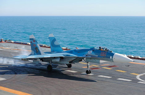Su-33 hạ cánh trên boong tàu Kuznetsov.