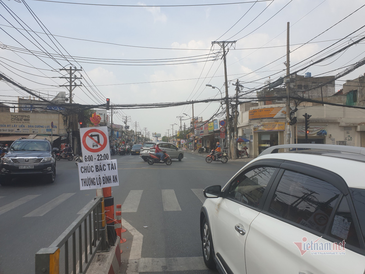 Bien bao la giua nga tu cua ngo TP.HCM khien nhieu tai xe cam kich-Hinh-2