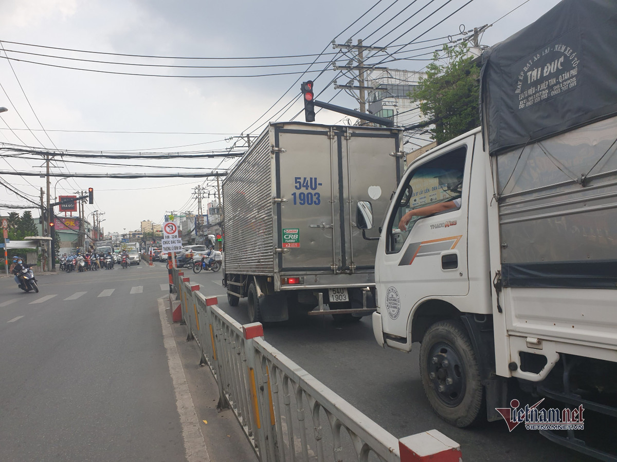 Bien bao la giua nga tu cua ngo TP.HCM khien nhieu tai xe cam kich-Hinh-7