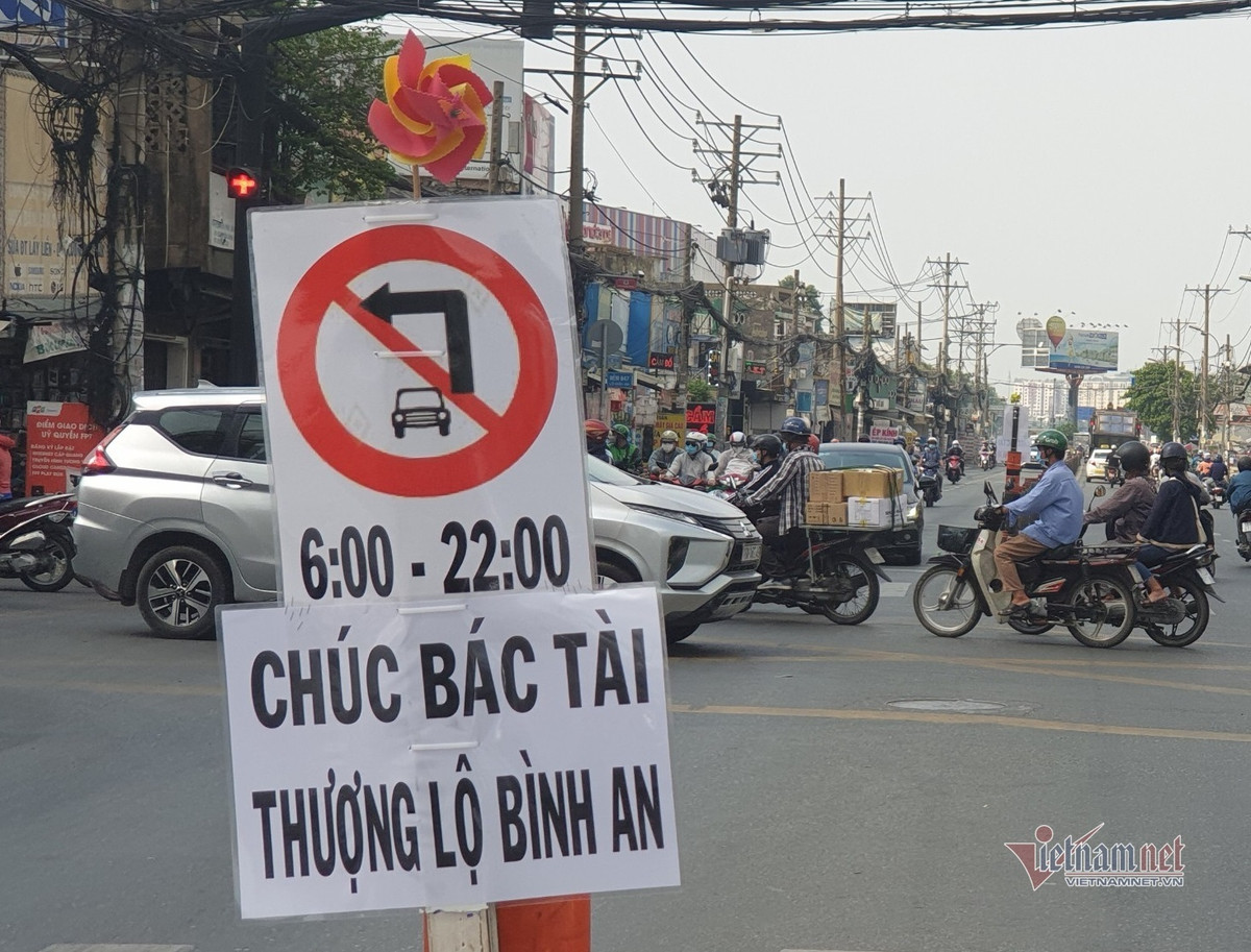 Bien bao la giua nga tu cua ngo TP.HCM khien nhieu tai xe cam kich-Hinh-4