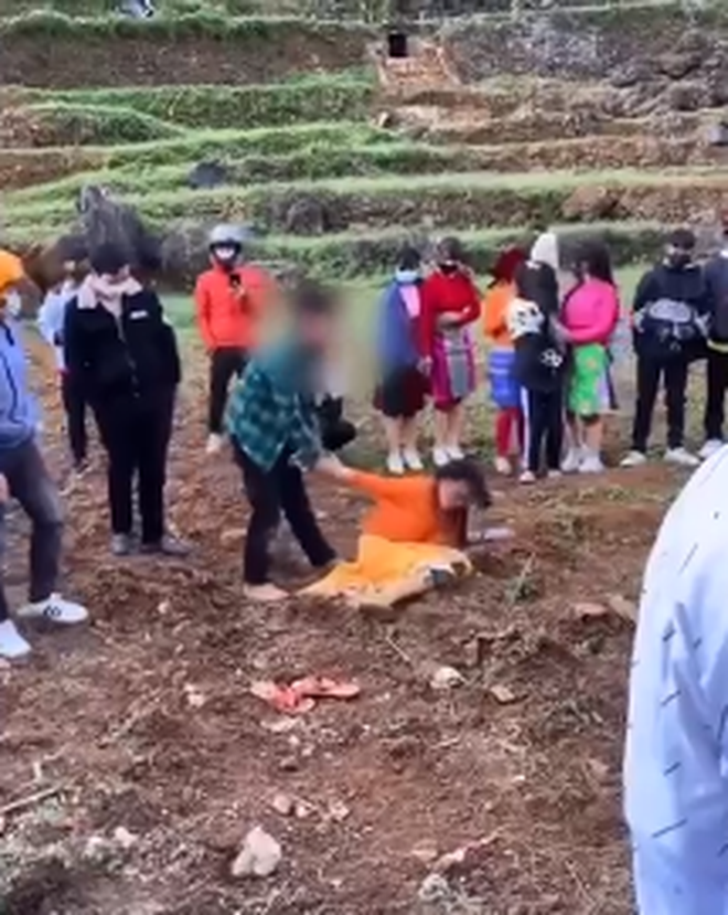 Ha Giang xac minh vu thieu nu suyt bi bat ve lam vo khi di choi Tet-Hinh-2