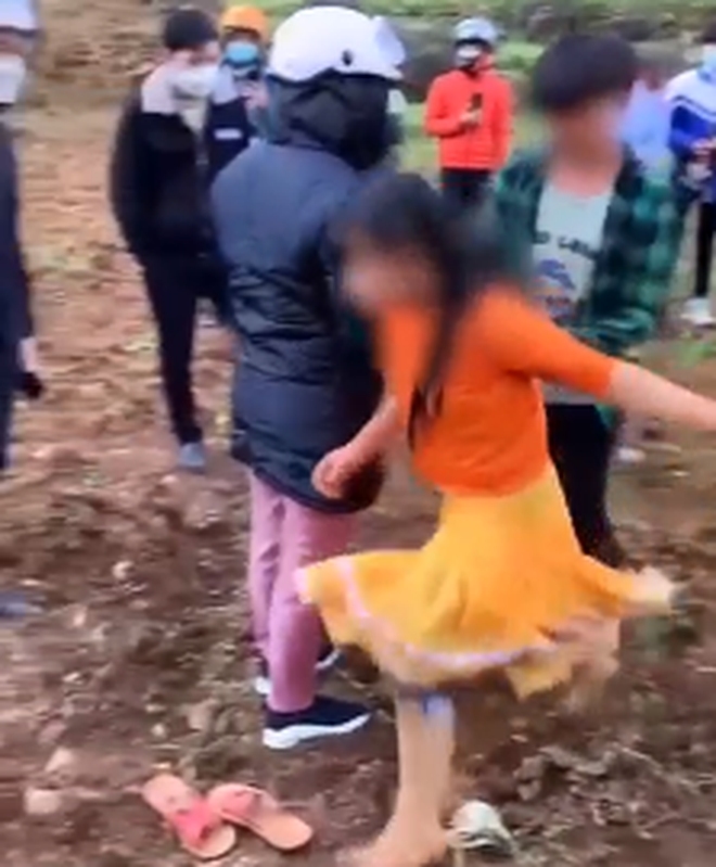 Ha Giang xac minh vu thieu nu suyt bi bat ve lam vo khi di choi Tet