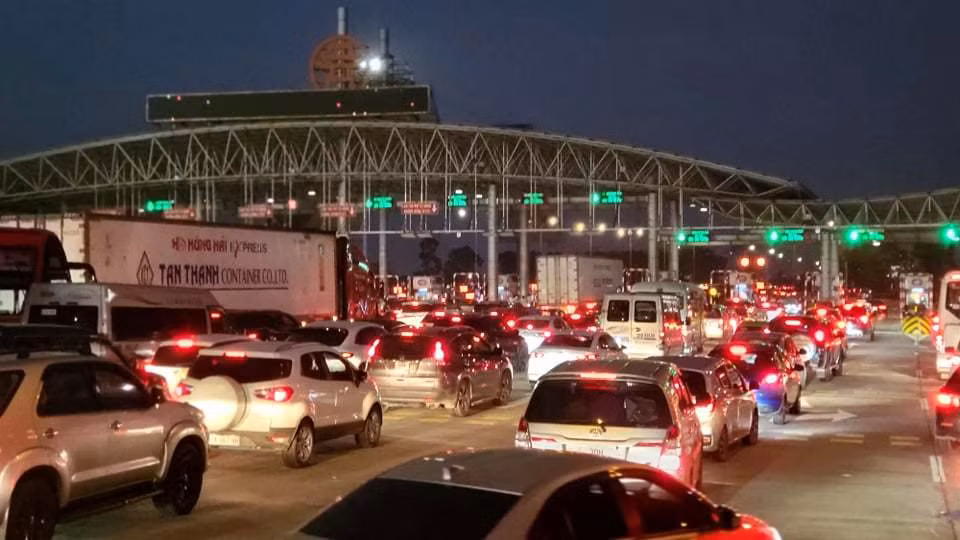 Loi ra cao toc Phap Van - Cau Gie un tac hon 2km chieu mung 4 Tet-Hinh-18