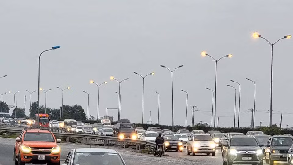 Loi ra cao toc Phap Van - Cau Gie un tac hon 2km chieu mung 4 Tet-Hinh-16