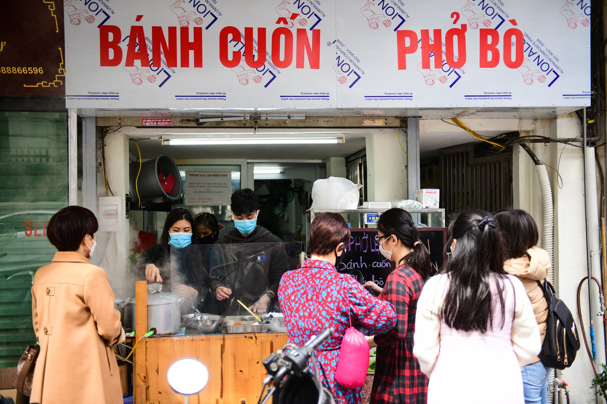 Tại một tiệm bánh cuốn, phở bò trên phố Bảo Khánh (quận Hoàn Kiếm), ngoài khách hàng ăn tại chỗ còn khá đông người xếp hàng chờ tới lượt mua mang về.